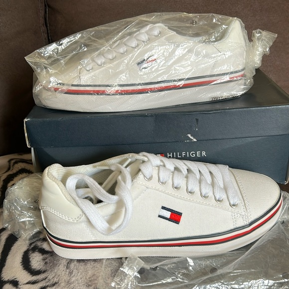 NWB.. My Tommy Hilfiger size 8 1/2 - Picture 1 of 7